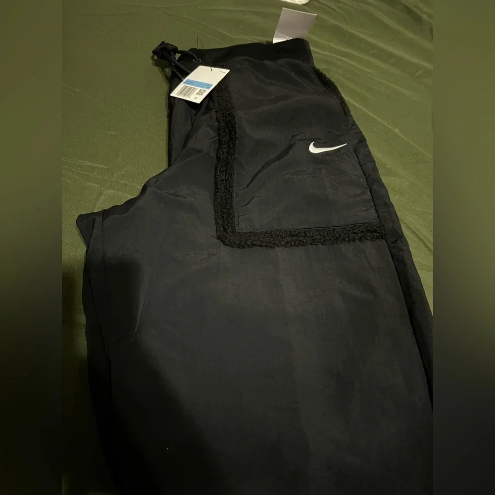 Nike Women's
Sportswear Essential
Woven High Rise Pants size small - Picture 5 of 9